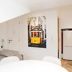 Charming Mansard In Pena Baixa Διαμέρισμα *