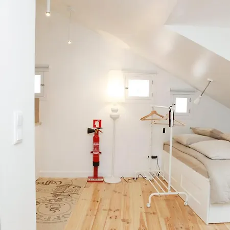 Charming Mansard In Pena Baixa