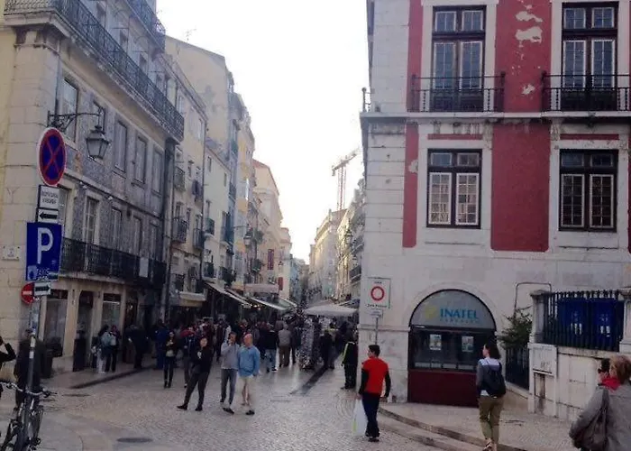 Charming Mansard In Pena Baixa * Lissabon